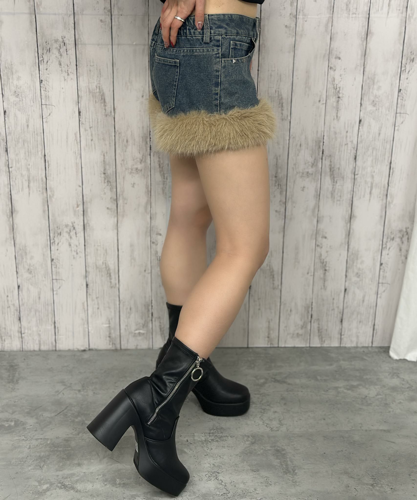 裾ファー付き×デニム素材》デニムショートパンツ／秋冬Y2K | GORGE